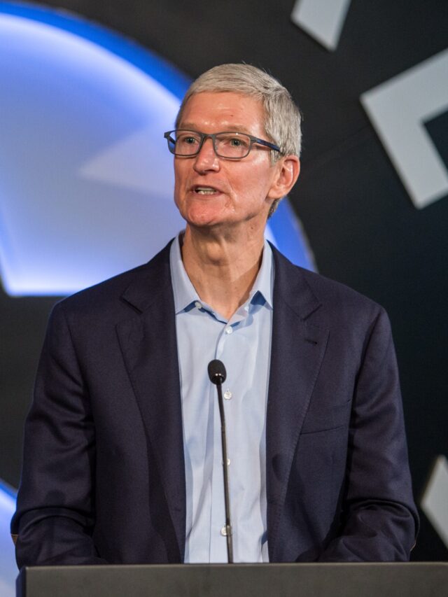 2048px-Tim_Cook_(2017,_cropped)