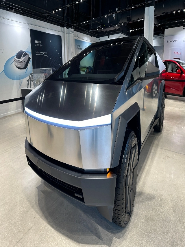 Tesla_Showroom_Miami_Design_District_December_2023_-_Tesla_Cybertruck_-_61